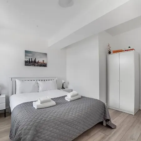 Modern Semi-Studio Flat In Historic London Setting
